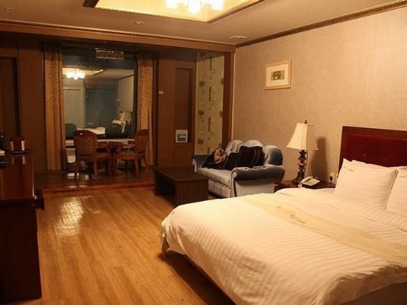 B&Beach Tourist Hotel Йосу Екстер'єр фото