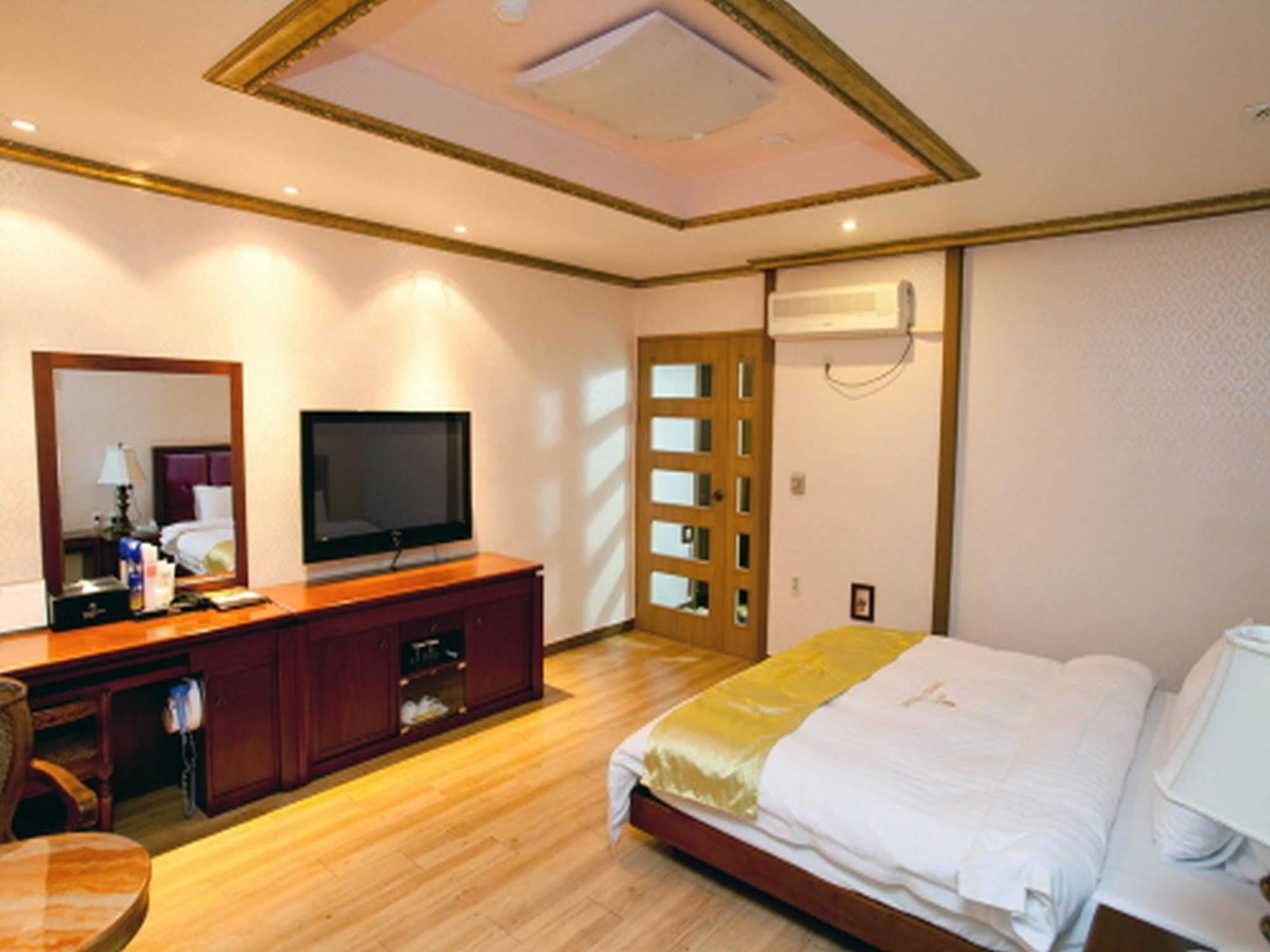 B&Beach Tourist Hotel Йосу Екстер'єр фото